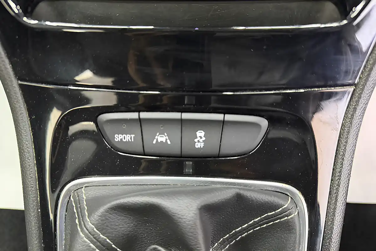 Used 2015 Vauxhall Astra Sri Red - Interior and Exterior details 18