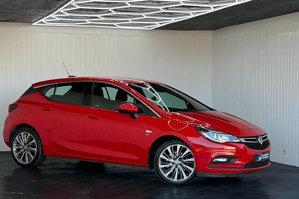 Used 2015 Vauxhall Astra Sri Red - Interior and Exterior details 2