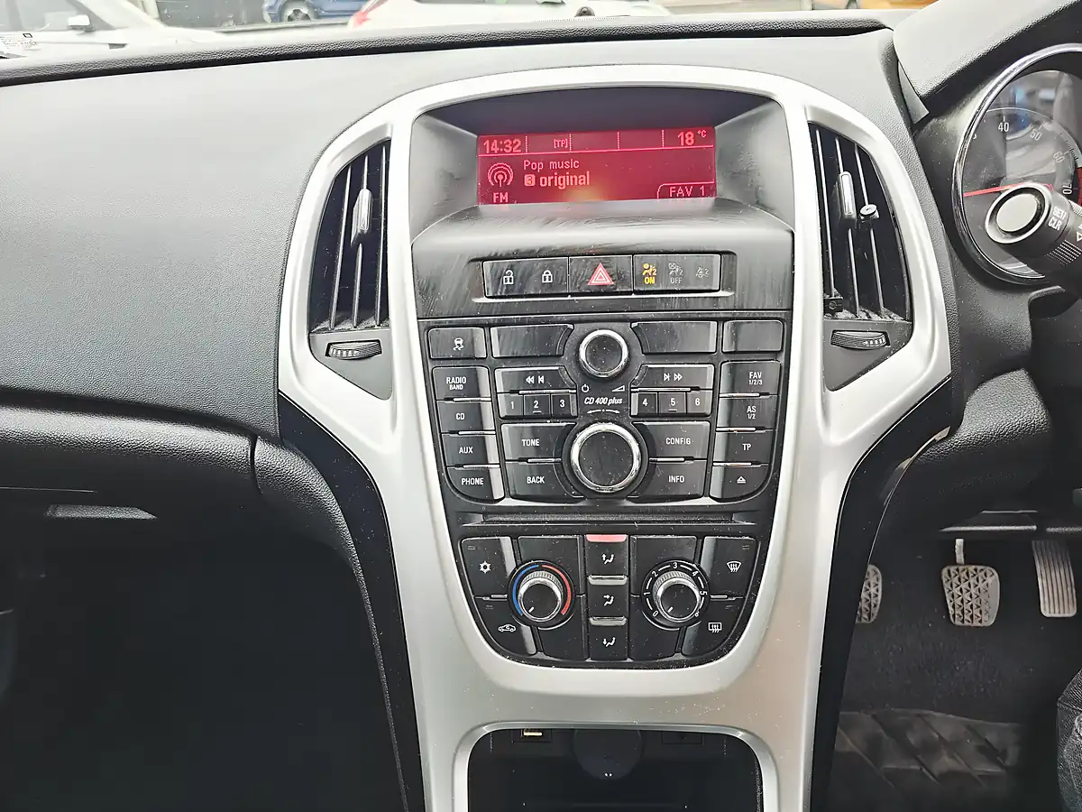 Used 2015 Vauxhall Astra Sri Silver - Interior and Exterior details 10