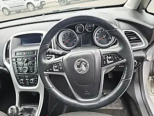Used 2015 Vauxhall Astra Sri Silver - Interior and Exterior details 12