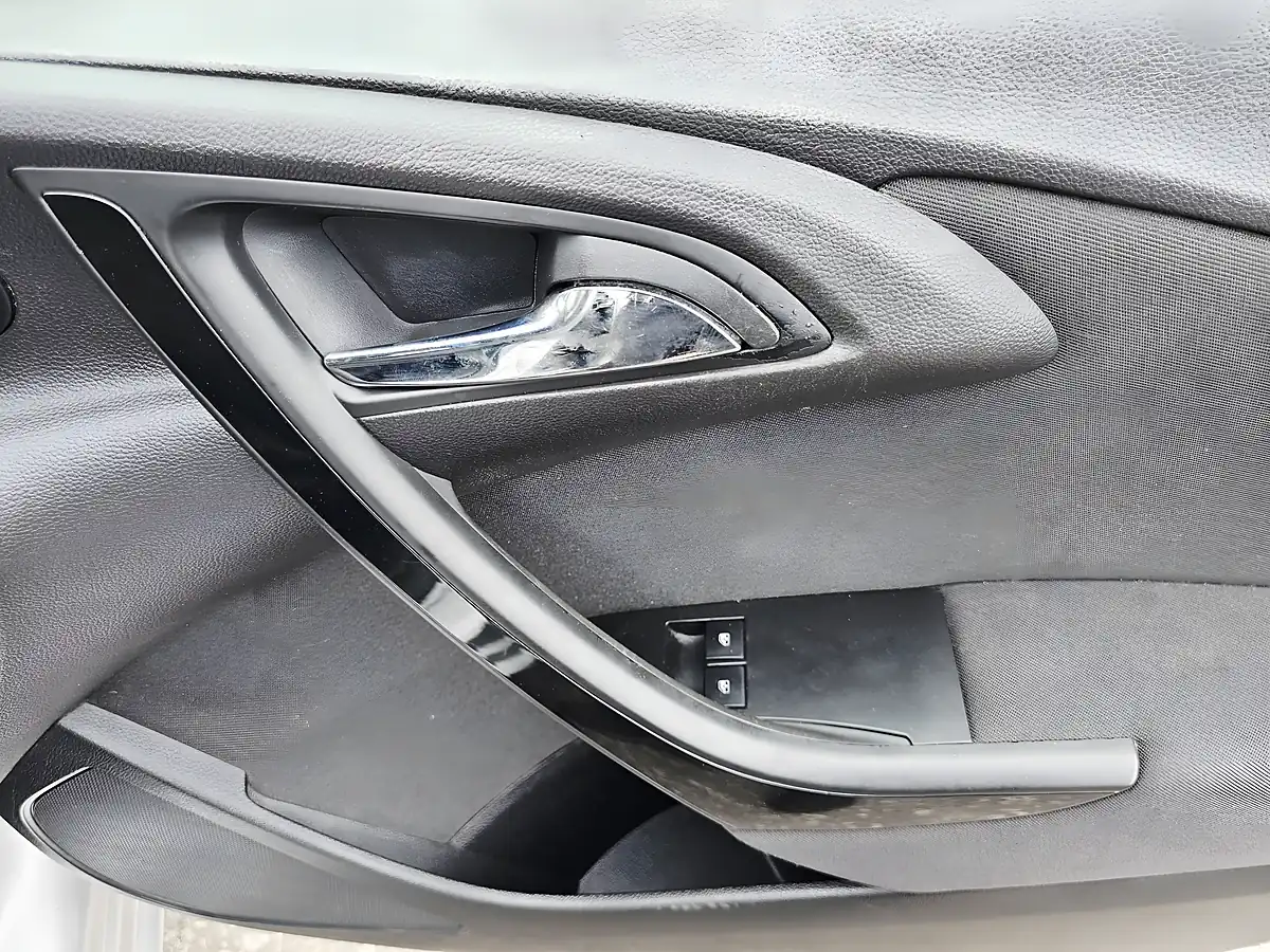 Used 2015 Vauxhall Astra Sri Silver - Interior and Exterior details 13