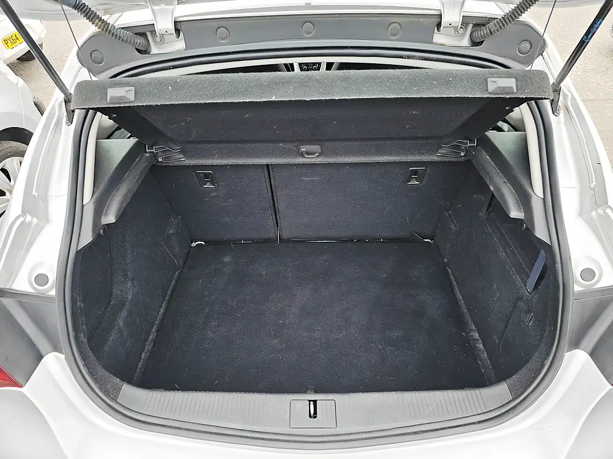 Used 2015 Vauxhall Astra Sri Silver - Interior and Exterior details 6