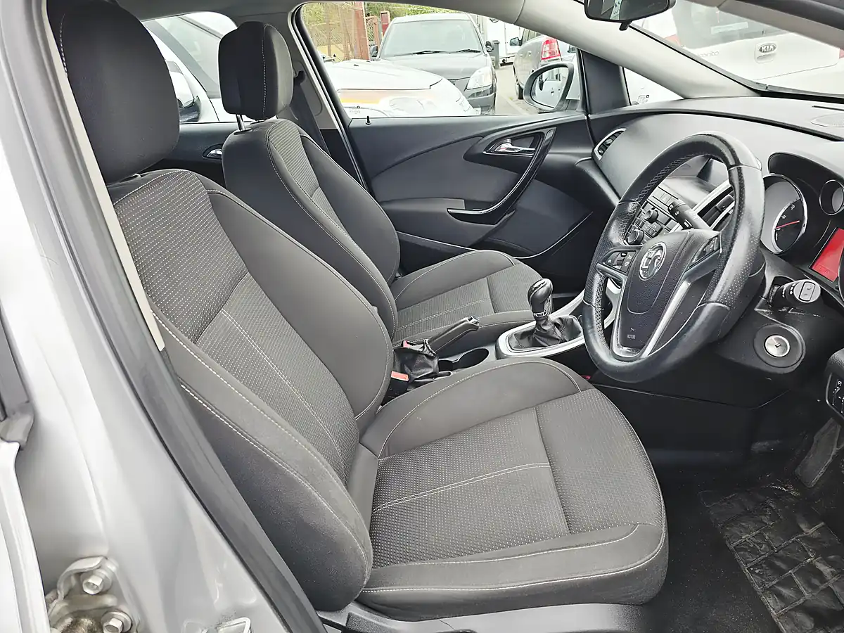 Used 2015 Vauxhall Astra Sri Silver - Interior and Exterior details 8