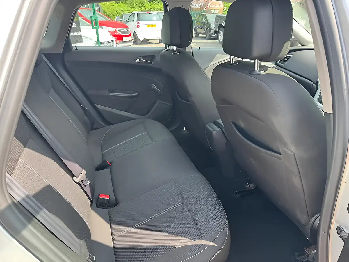 Used 2015 Vauxhall Astra Sri Silver - Interior and Exterior details 10