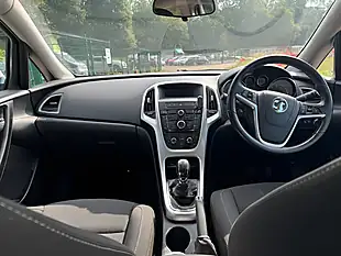 Used 2015 Vauxhall Astra Sri Silver - Interior and Exterior details 11