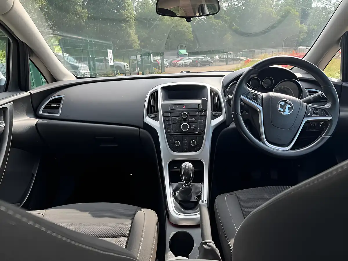 Used 2015 Vauxhall Astra Sri Silver - Interior and Exterior details 11