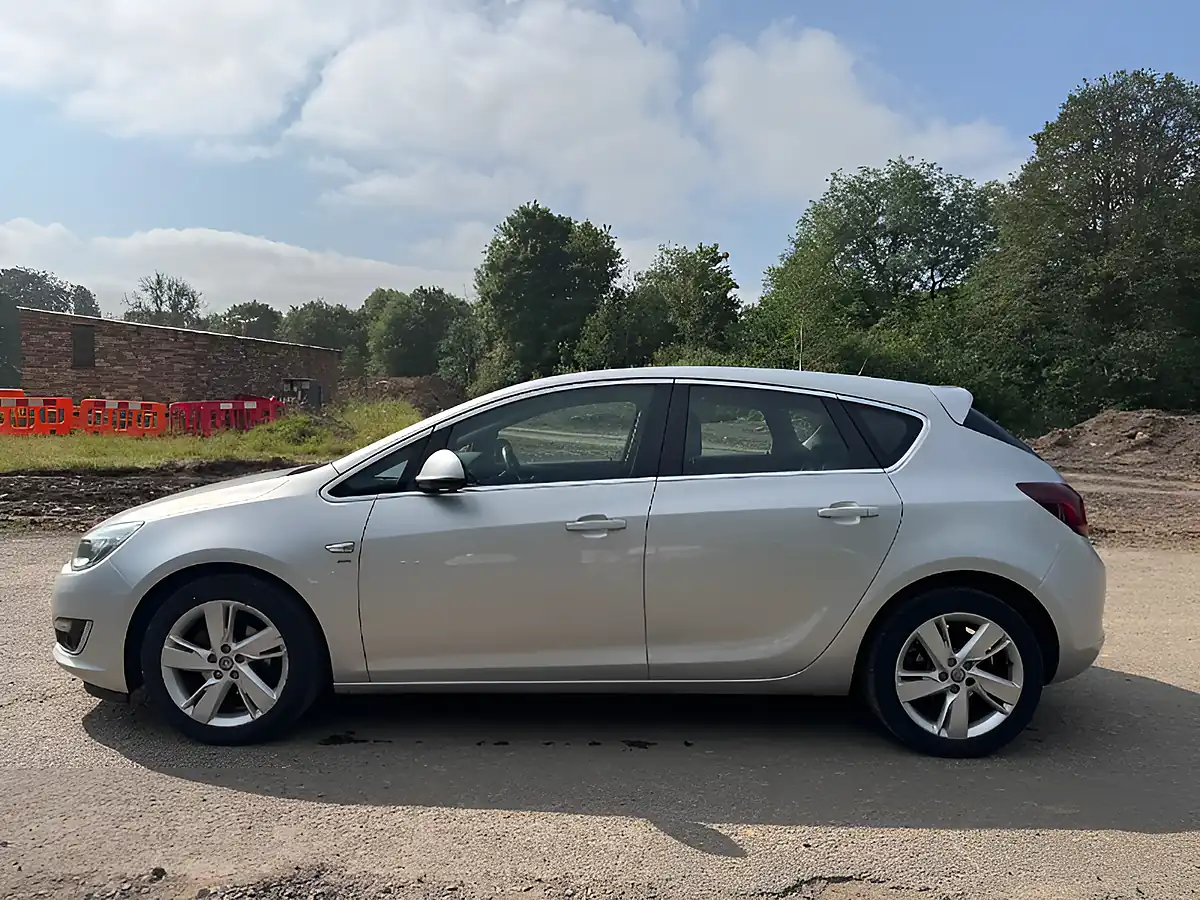 Used 2015 Vauxhall Astra Sri Silver - Interior and Exterior details 5