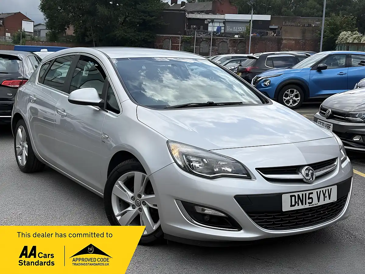 Used 2015 Vauxhall Astra Sri Silver - Front View