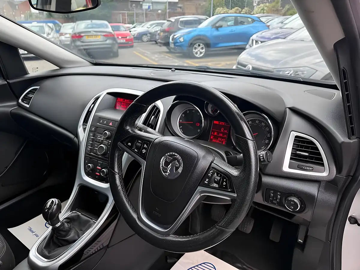 Used 2015 Vauxhall Astra Sri Silver - Interior and Exterior details 10