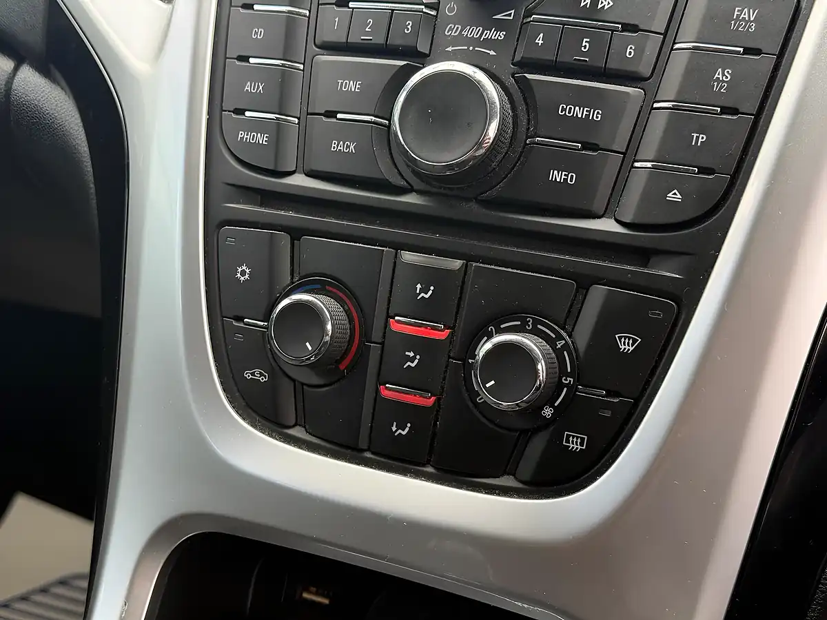 Used 2015 Vauxhall Astra Sri Silver - Interior and Exterior details 16