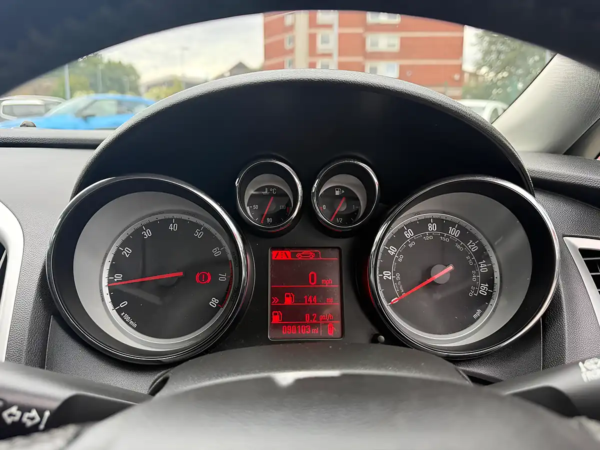 Used 2015 Vauxhall Astra Sri Silver - Interior and Exterior details 17
