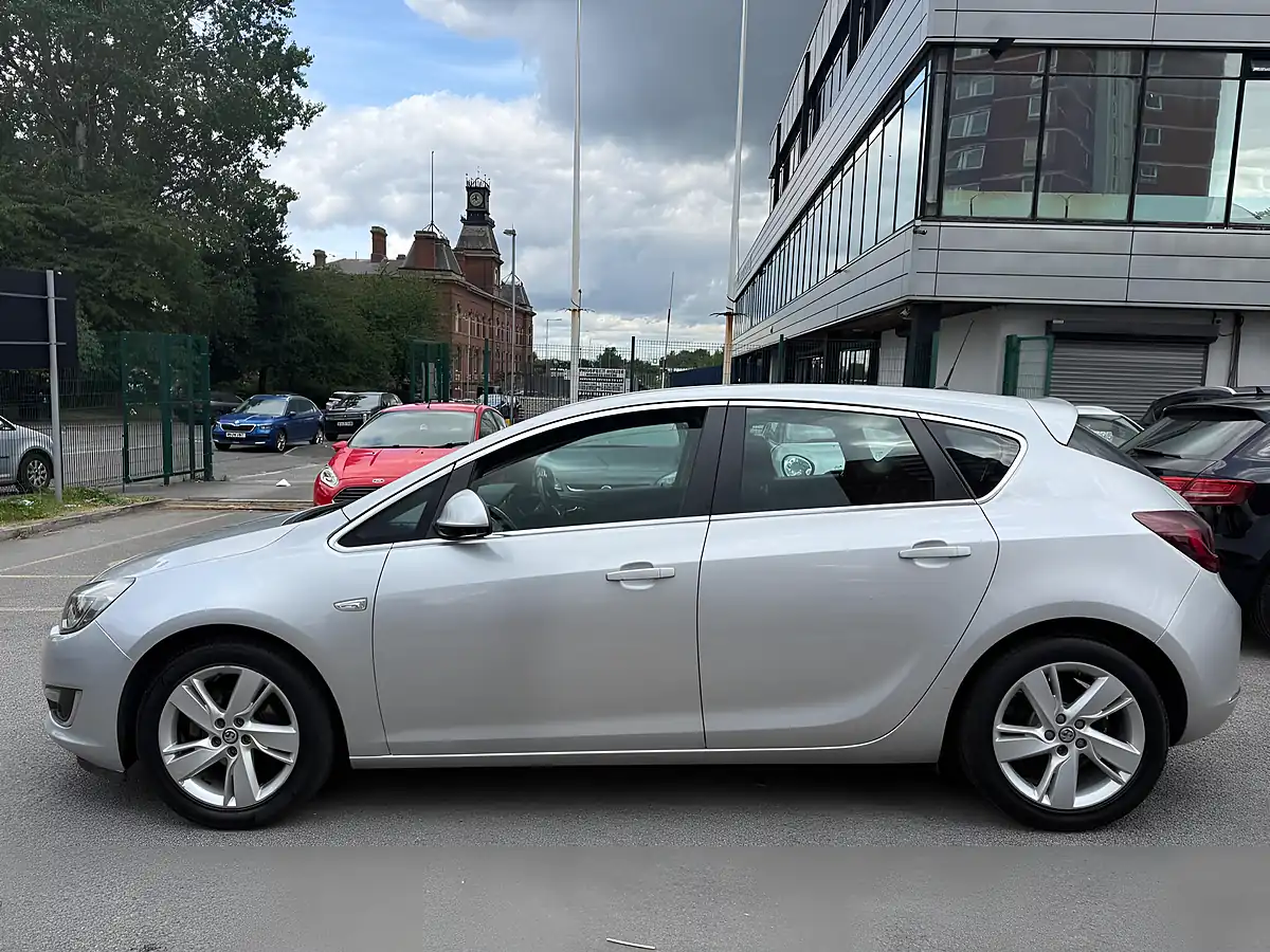 Used 2015 Vauxhall Astra Sri Silver - Interior and Exterior details 6