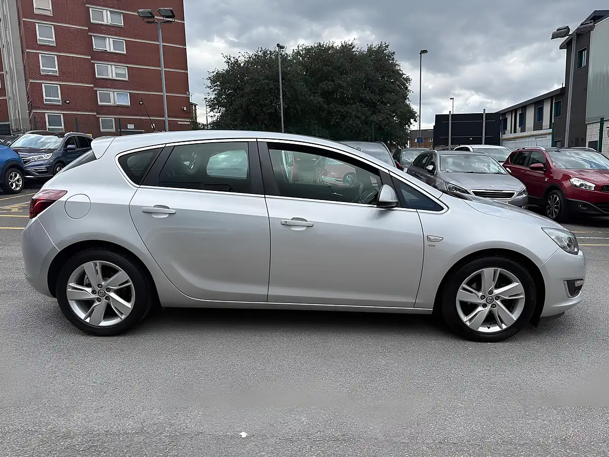 Used 2015 Vauxhall Astra Sri Silver - Interior and Exterior details 8