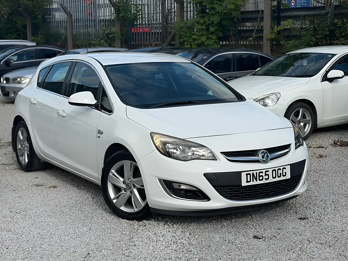 Used 2015 Vauxhall Astra Sri White - Front View