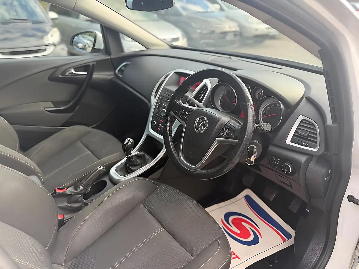Used 2015 Vauxhall Astra Sri White - Interior and Exterior details 10