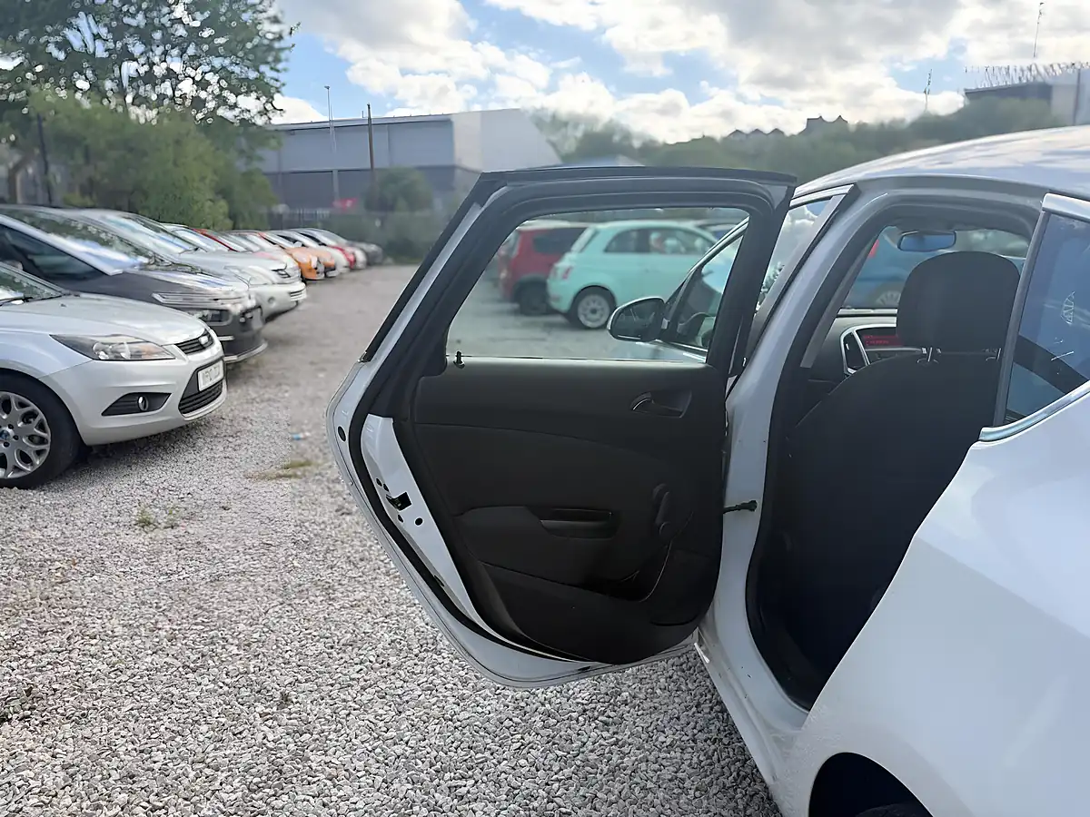 Used 2015 Vauxhall Astra Sri White - Interior and Exterior details 12