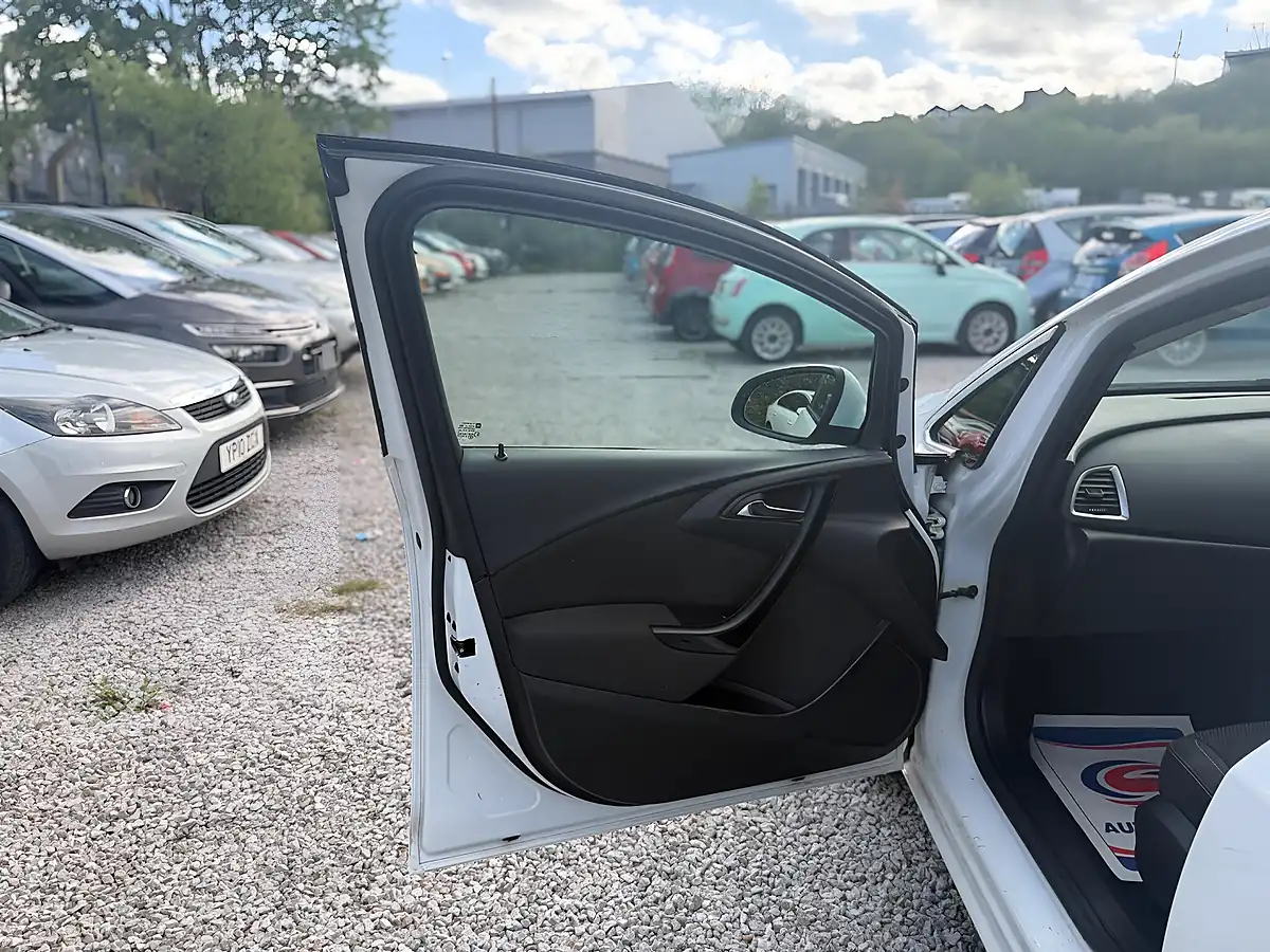 Used 2015 Vauxhall Astra Sri White - Interior and Exterior details 13