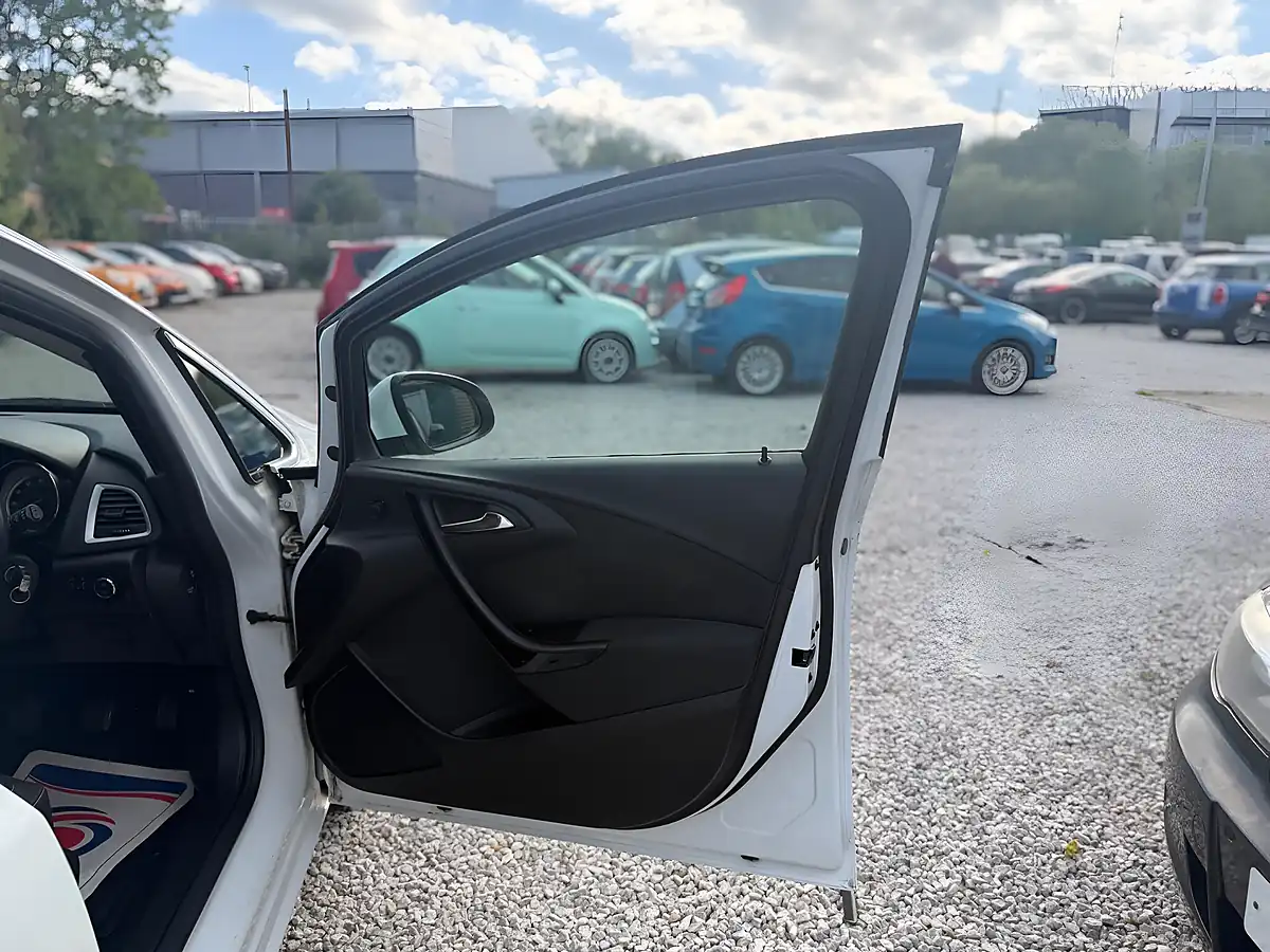 Used 2015 Vauxhall Astra Sri White - Interior and Exterior details 14