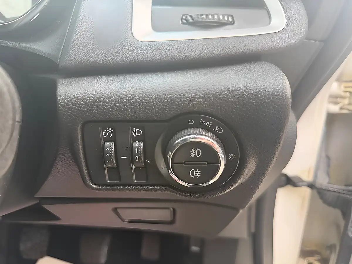 Used 2015 Vauxhall Astra Sri White - Interior and Exterior details 15