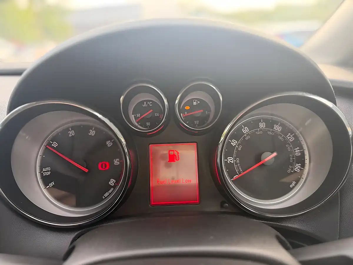 Used 2015 Vauxhall Astra Sri White - Interior and Exterior details 16