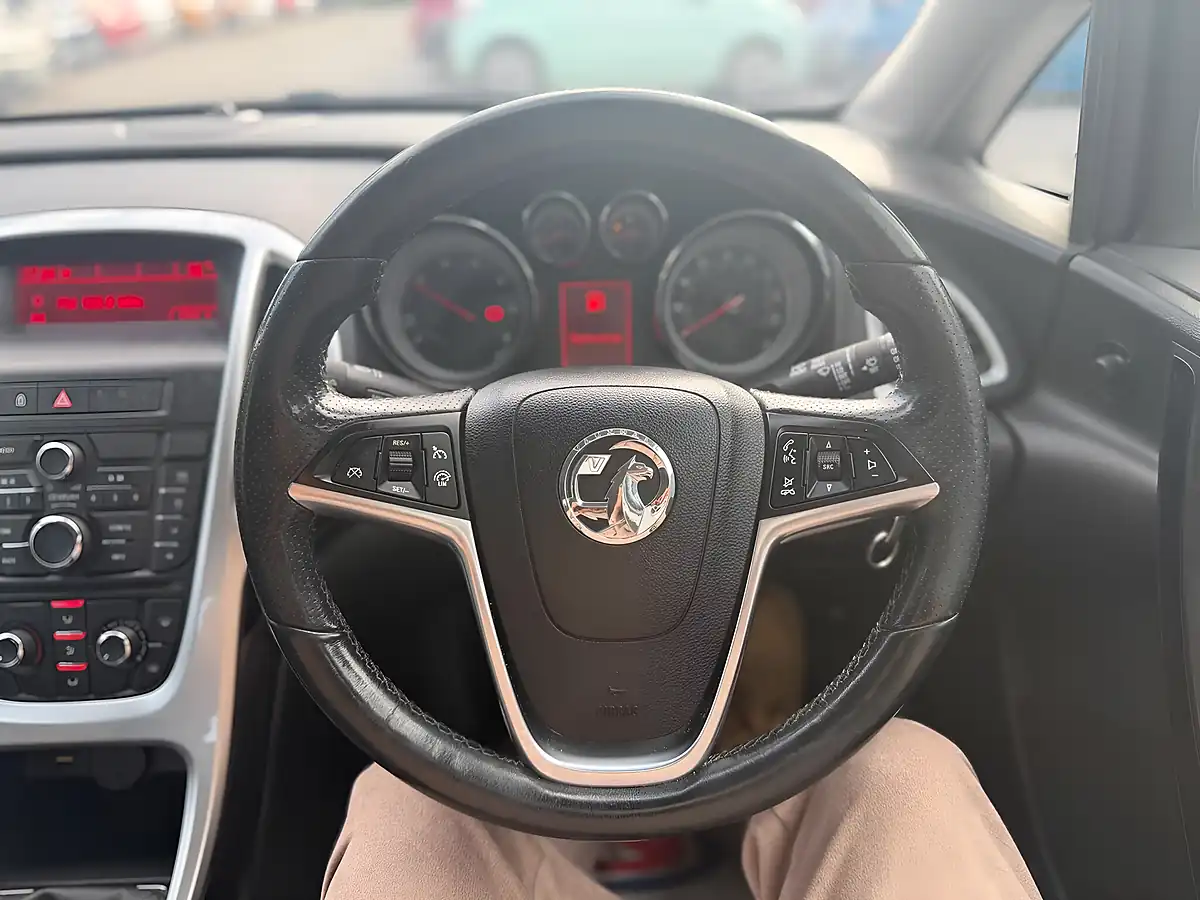 Used 2015 Vauxhall Astra Sri White - Interior and Exterior details 17