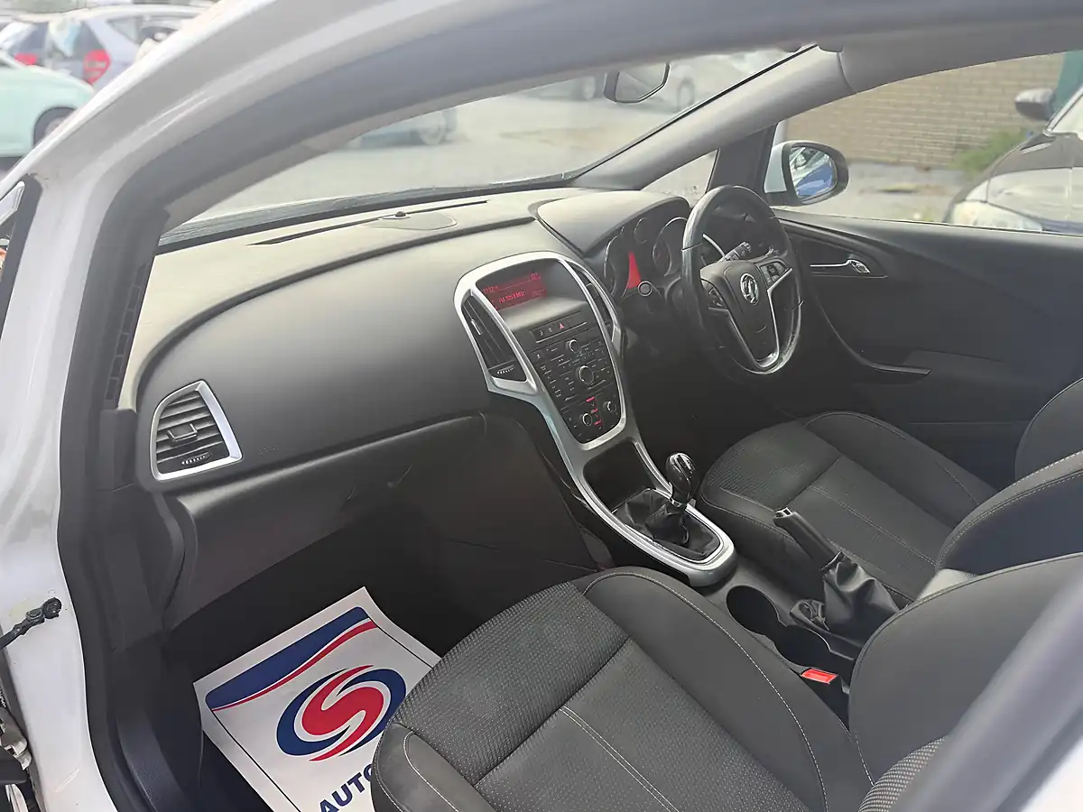 Used 2015 Vauxhall Astra Sri White - Interior and Exterior details 8