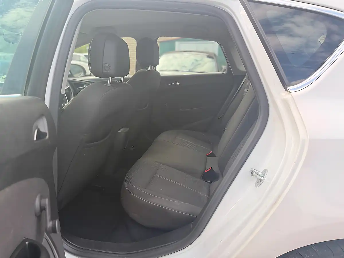 Used 2015 Vauxhall Astra Sri White - Interior and Exterior details 9