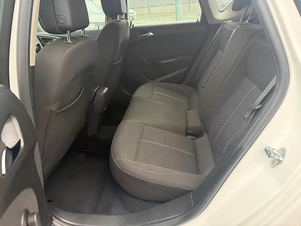 Used 2015 Vauxhall Astra Sri White - Interior and Exterior details 11
