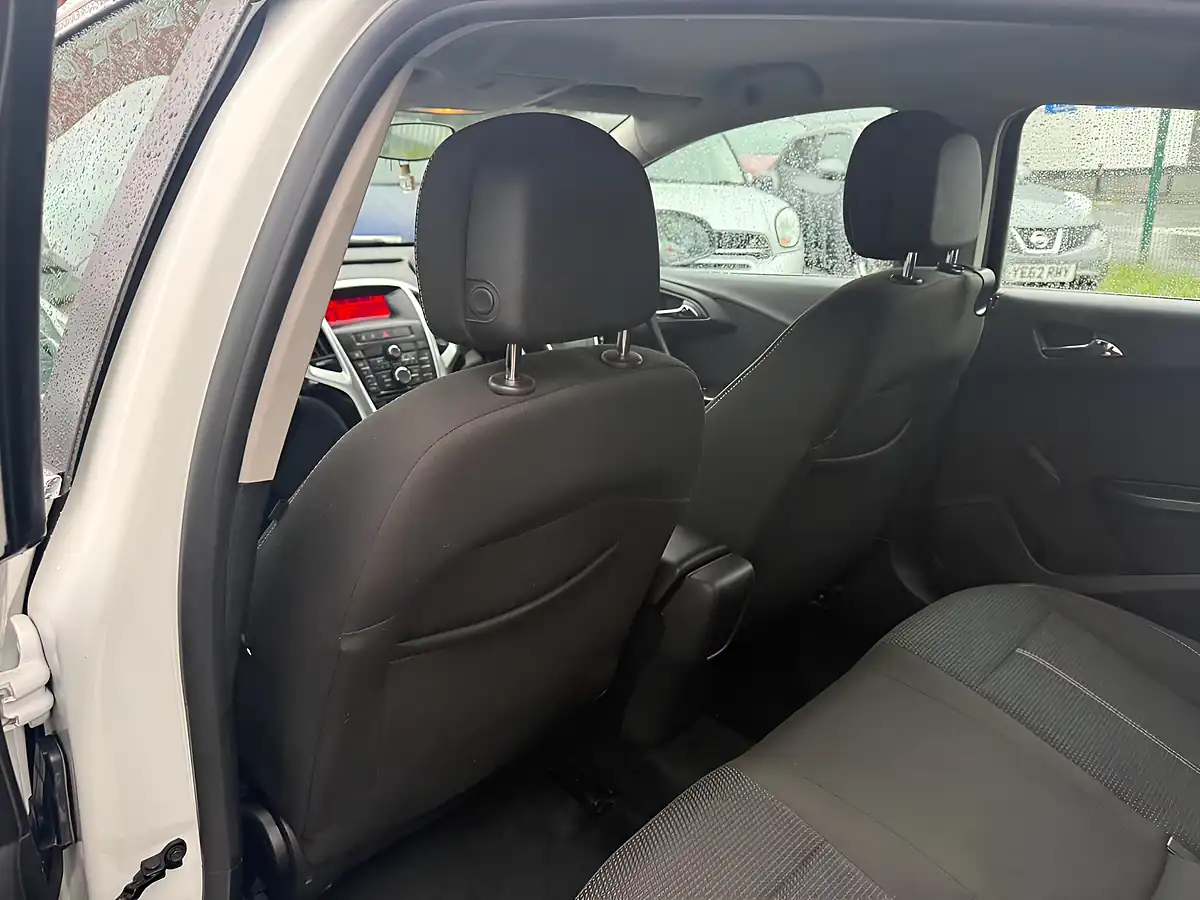Used 2015 Vauxhall Astra Sri White - Interior and Exterior details 13