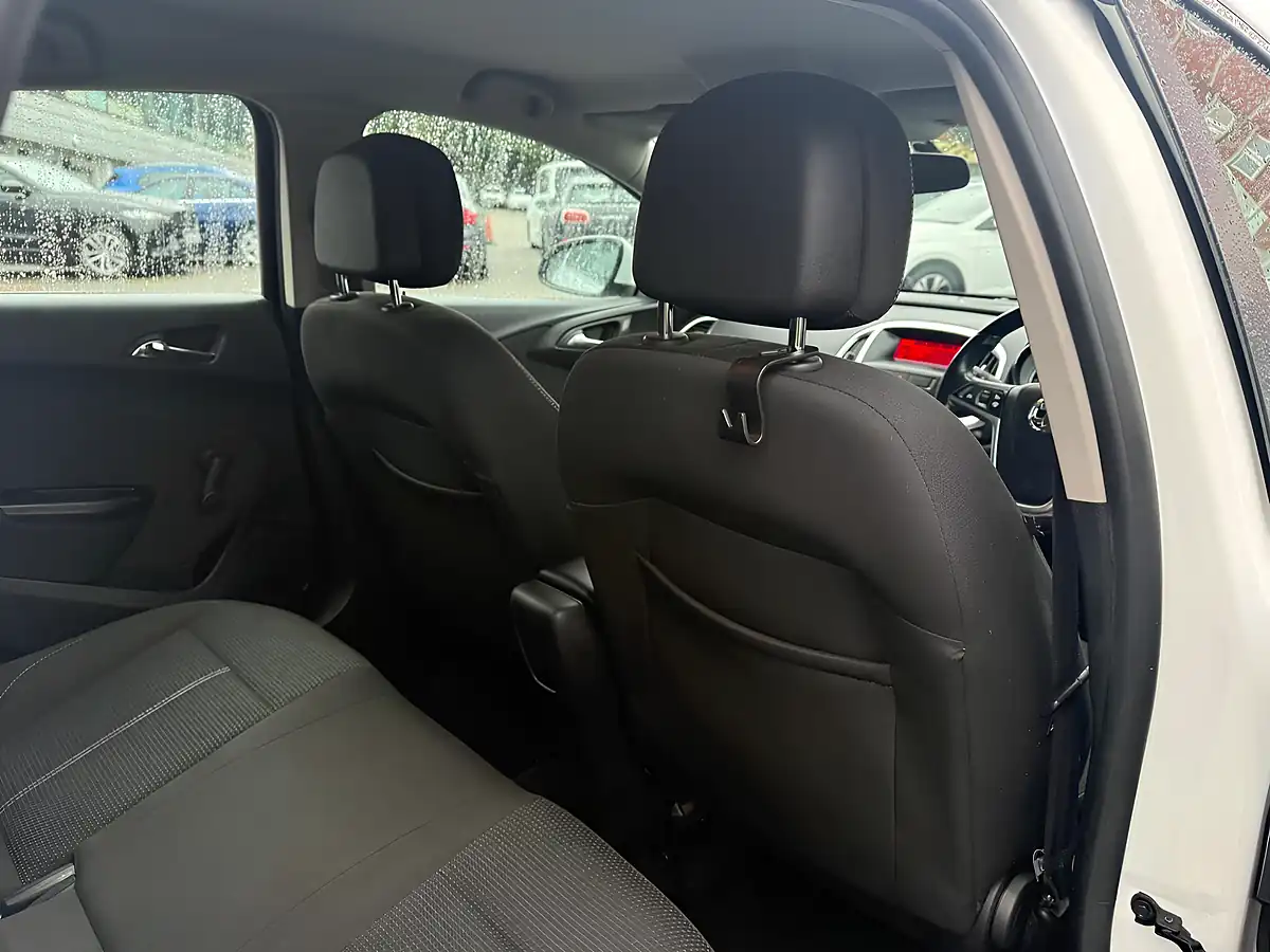 Used 2015 Vauxhall Astra Sri White - Interior and Exterior details 14