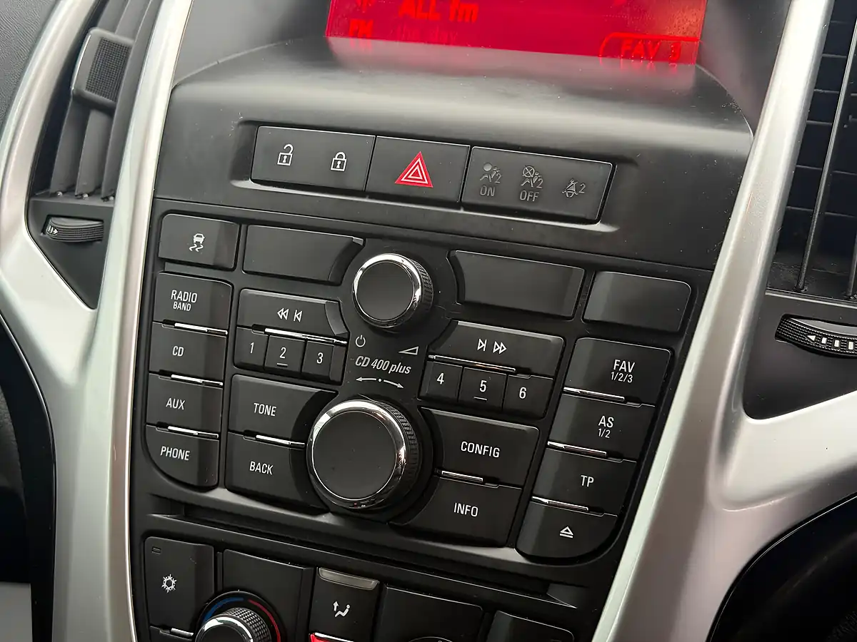 Used 2015 Vauxhall Astra Sri White - Interior and Exterior details 15