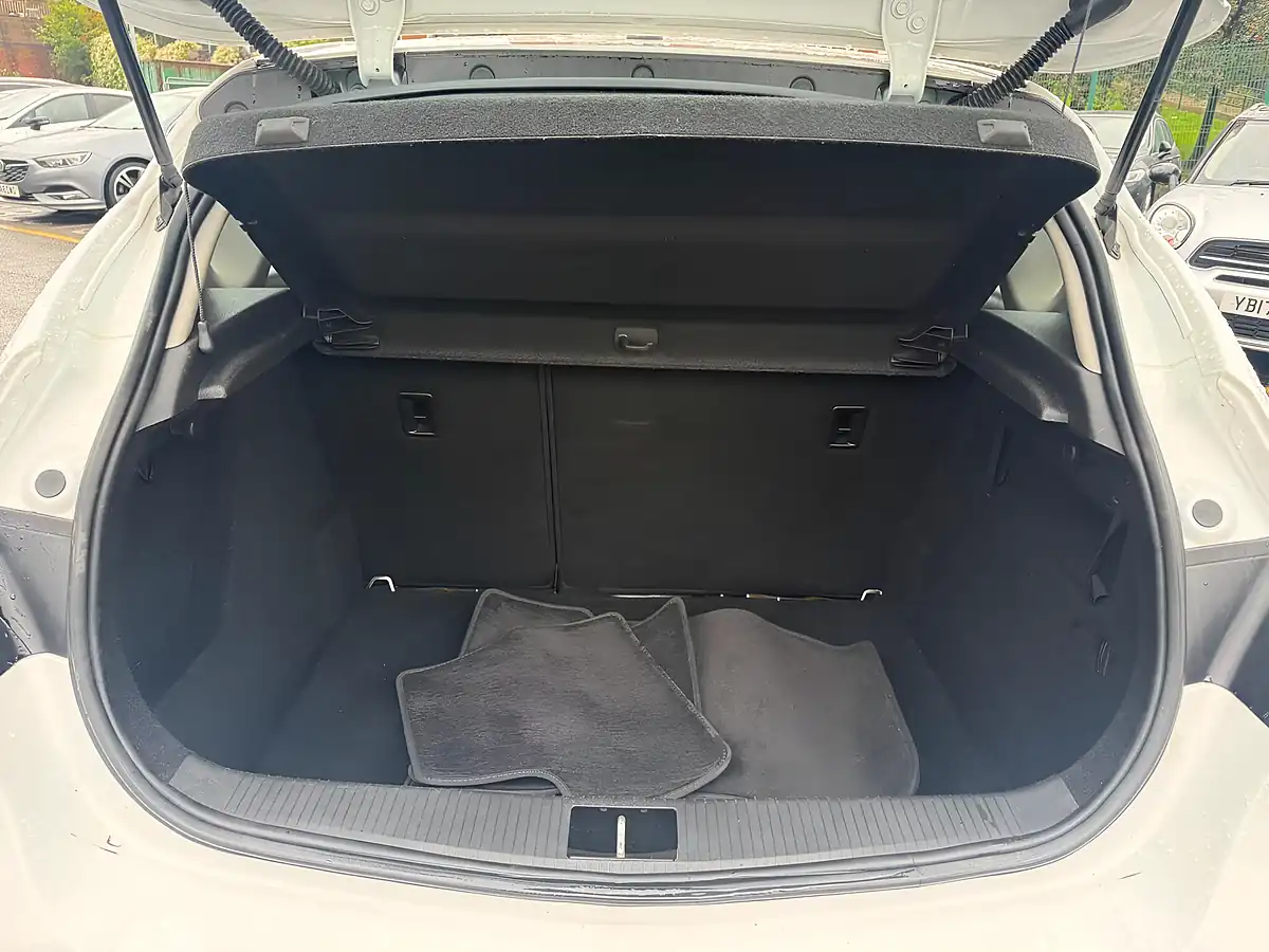 Used 2015 Vauxhall Astra Sri White - Interior and Exterior details 18