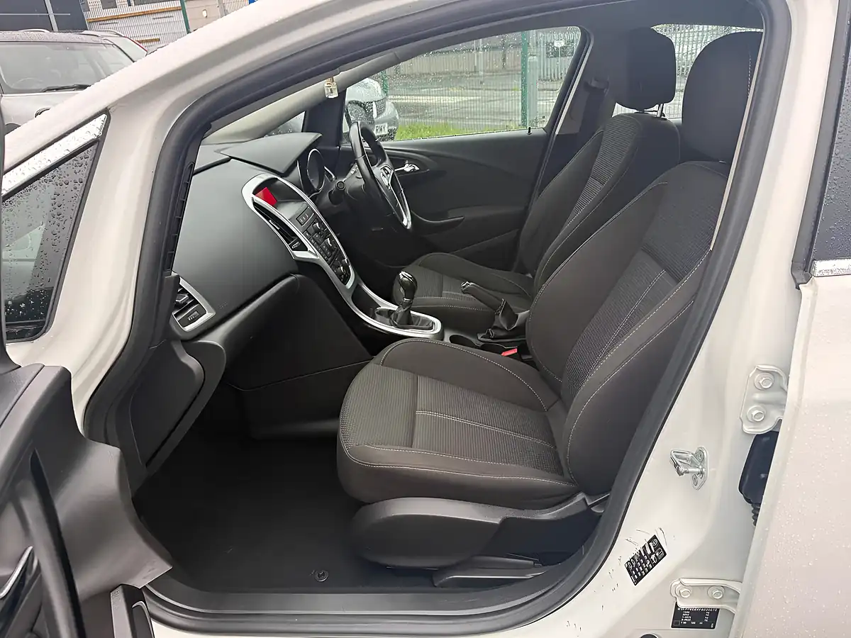 Used 2015 Vauxhall Astra Sri White - Interior and Exterior details 19