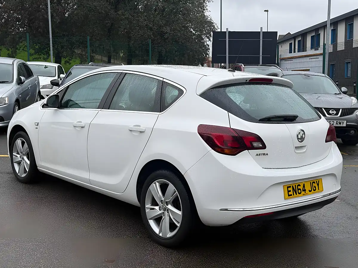 Used 2015 Vauxhall Astra Sri White - Interior and Exterior details 4
