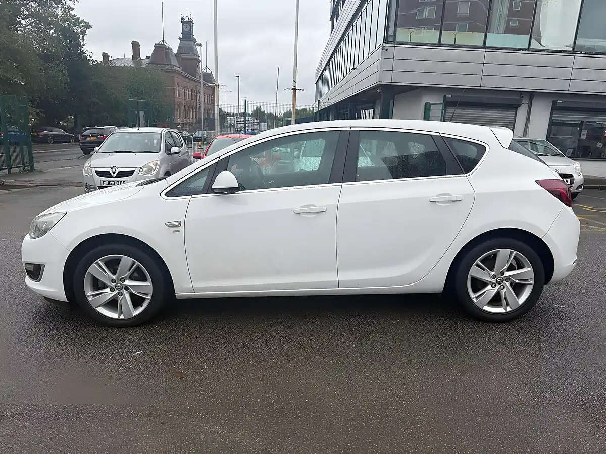 Used 2015 Vauxhall Astra Sri White - Interior and Exterior details 6