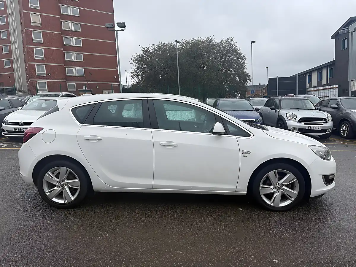 Used 2015 Vauxhall Astra Sri White - Interior and Exterior details 8