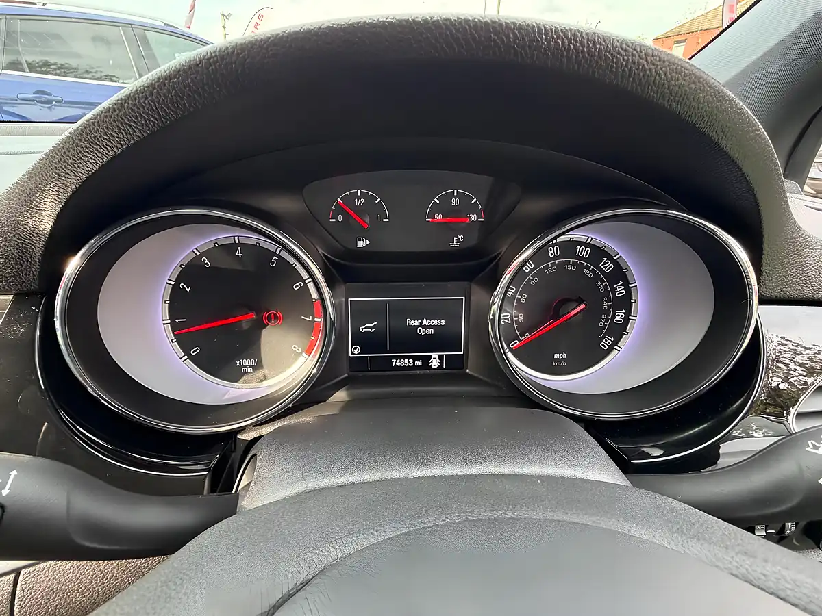 Used 2015 Vauxhall Astra Sri White - Interior and Exterior details 11