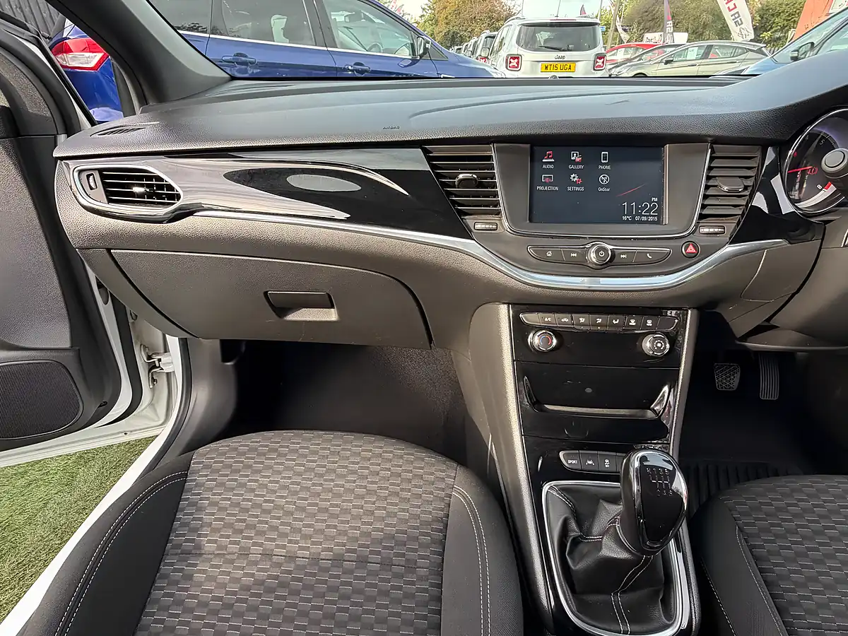 Used 2015 Vauxhall Astra Sri White - Interior and Exterior details 13