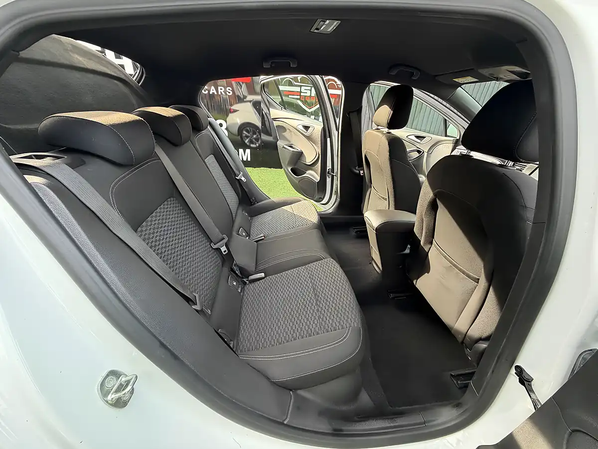 Used 2015 Vauxhall Astra Sri White - Interior and Exterior details 14