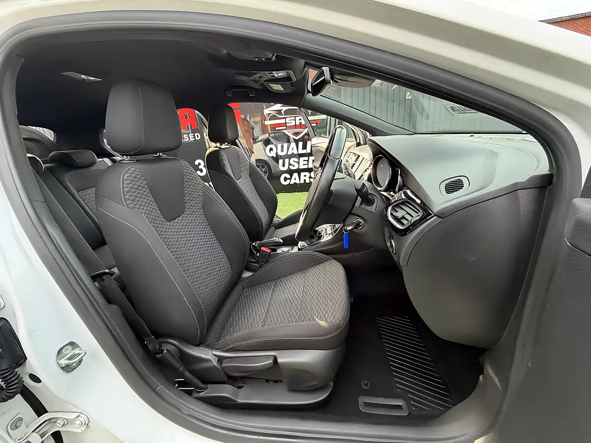 Used 2015 Vauxhall Astra Sri White - Interior and Exterior details 16