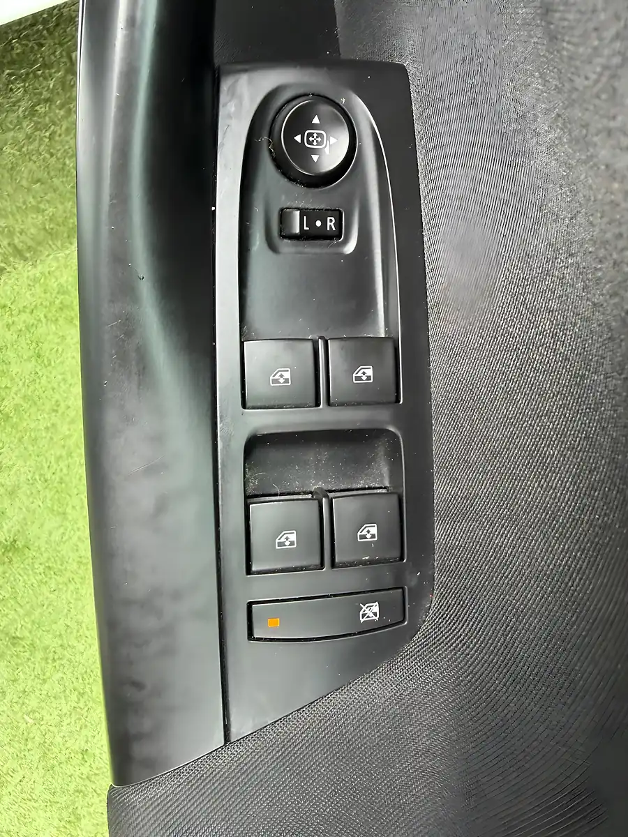 Used 2015 Vauxhall Astra Sri White - Interior and Exterior details 17