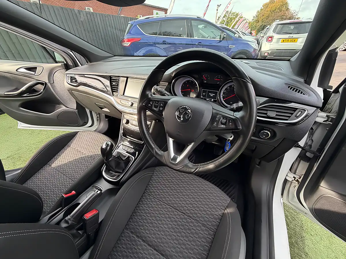 Used 2015 Vauxhall Astra Sri White - Interior and Exterior details 3