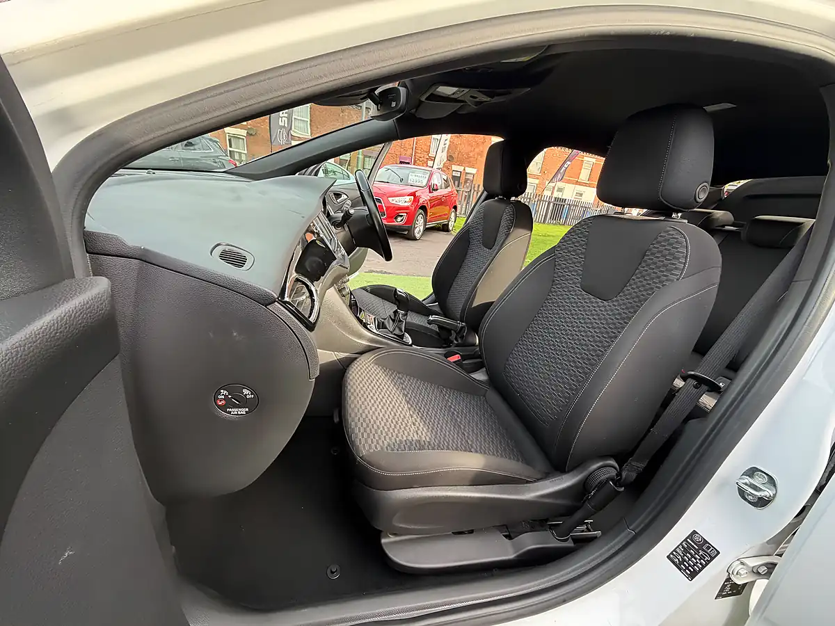 Used 2015 Vauxhall Astra Sri White - Interior and Exterior details 4