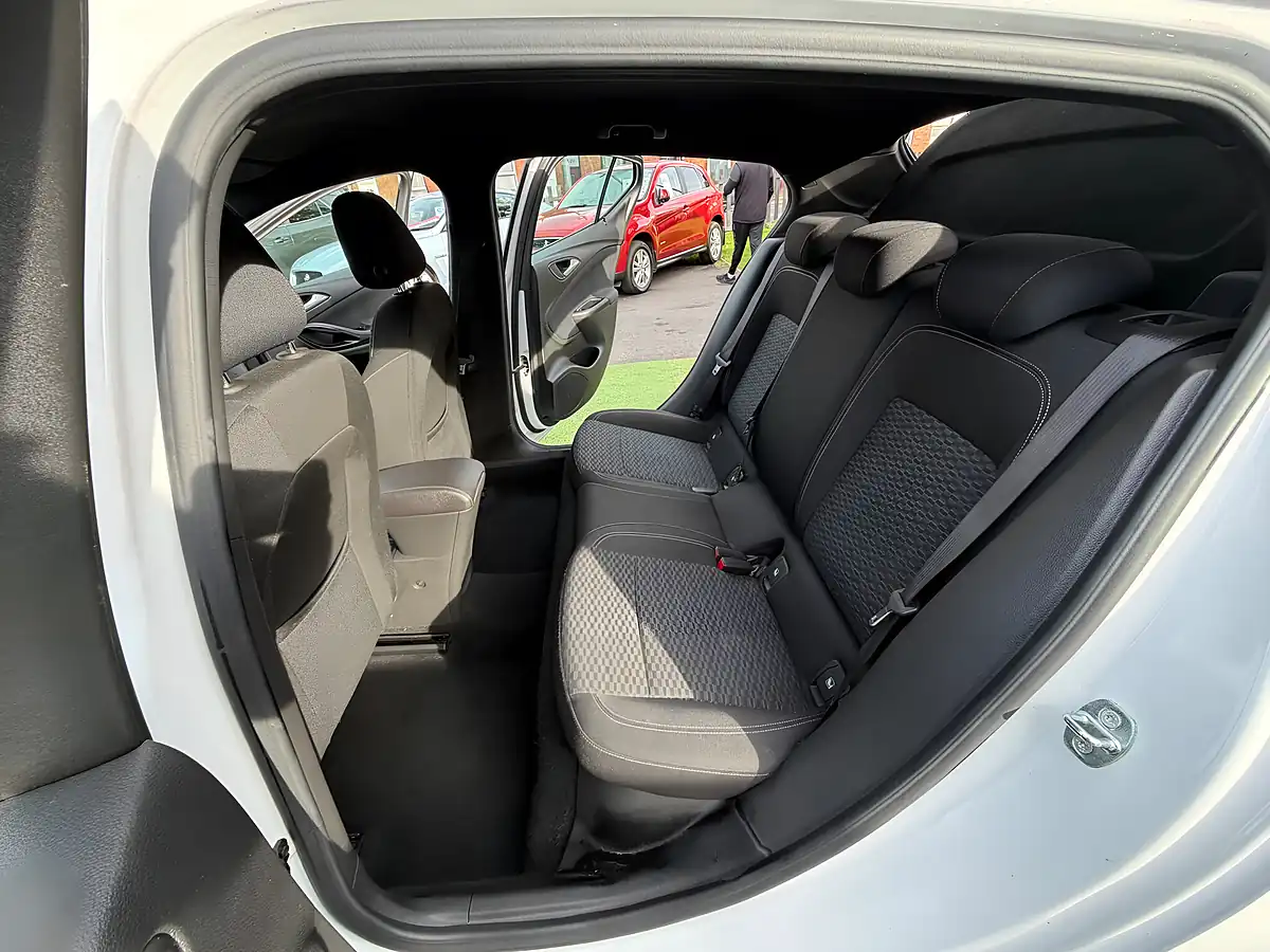 Used 2015 Vauxhall Astra Sri White - Interior and Exterior details 5