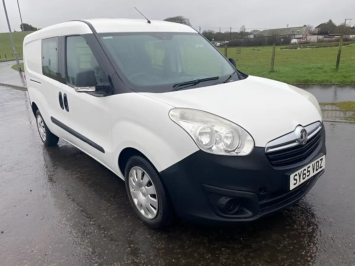 Used 2015 Vauxhall Combo Lwb Combi White - Front View