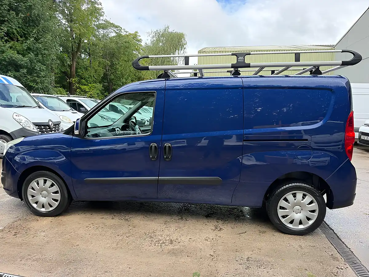 Used 2015 Vauxhall Combo Sportive Blue - Interior and Exterior details 12