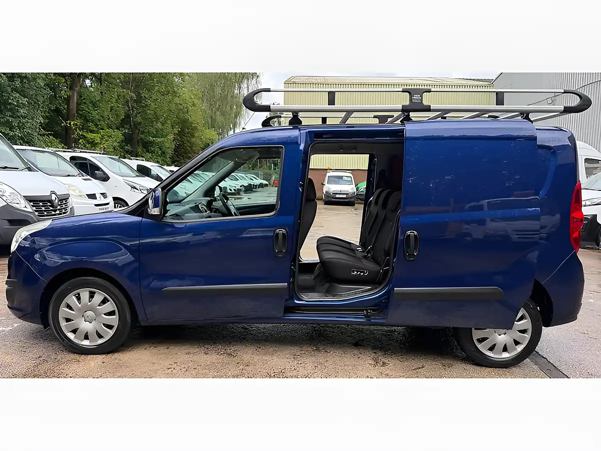 Used 2015 Vauxhall Combo Sportive Blue - Interior and Exterior details 13