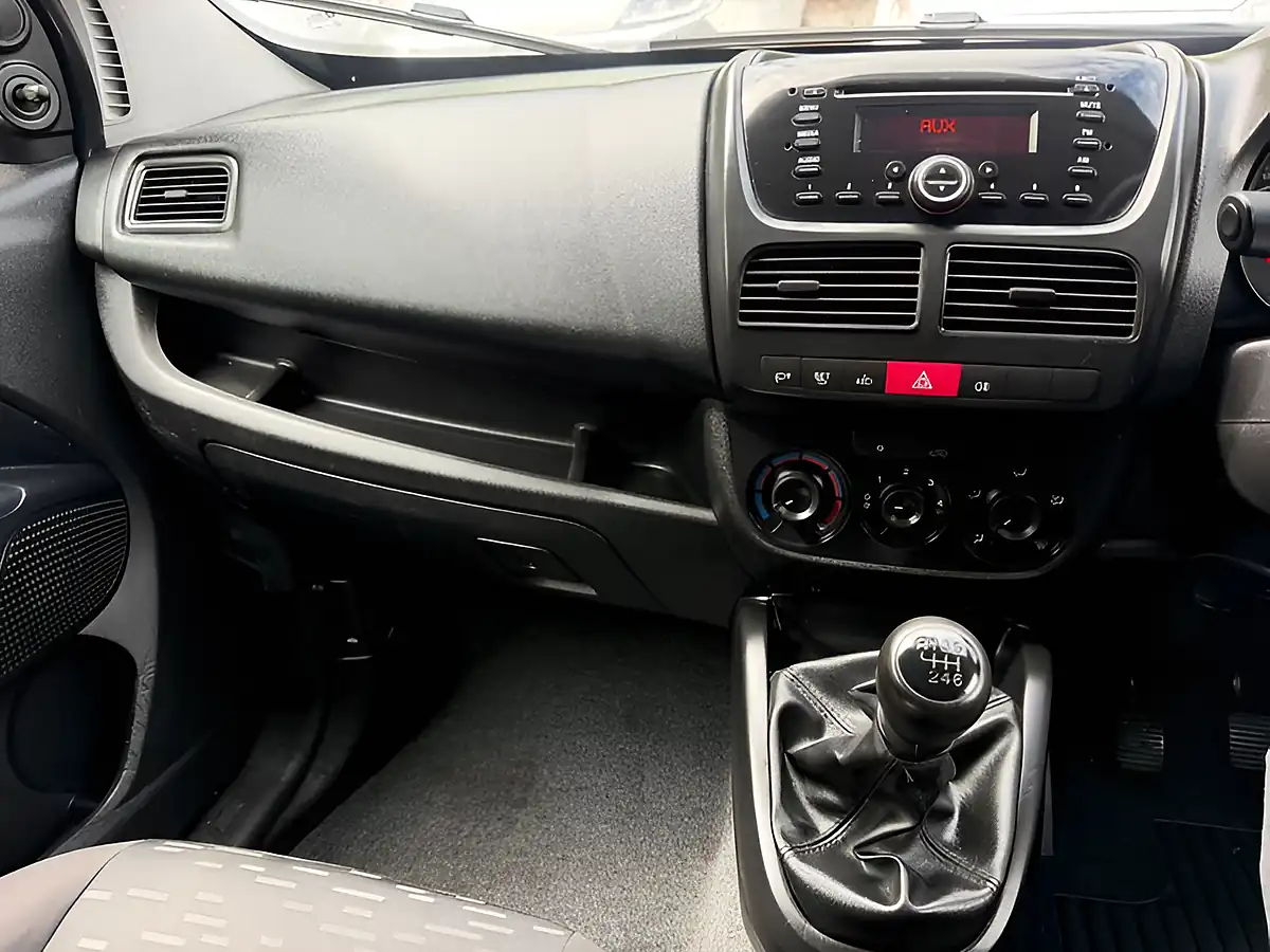 Used 2015 Vauxhall Combo Sportive Blue - Interior and Exterior details 16