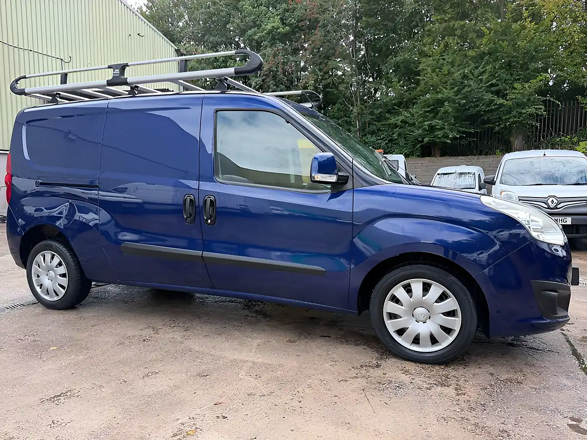 Used 2015 Vauxhall Combo Sportive Blue - Interior and Exterior details 3