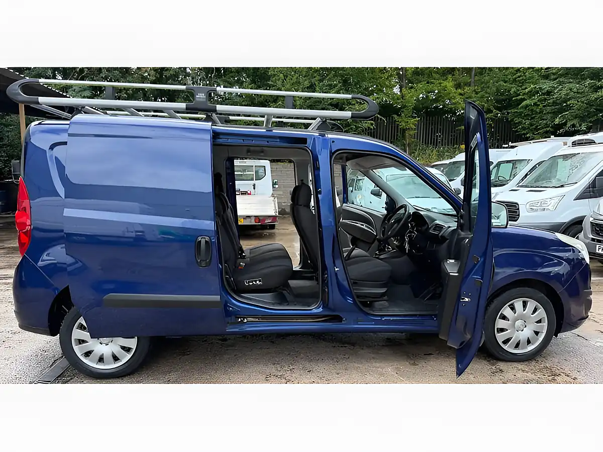 Used 2015 Vauxhall Combo Sportive Blue - Interior and Exterior details 5